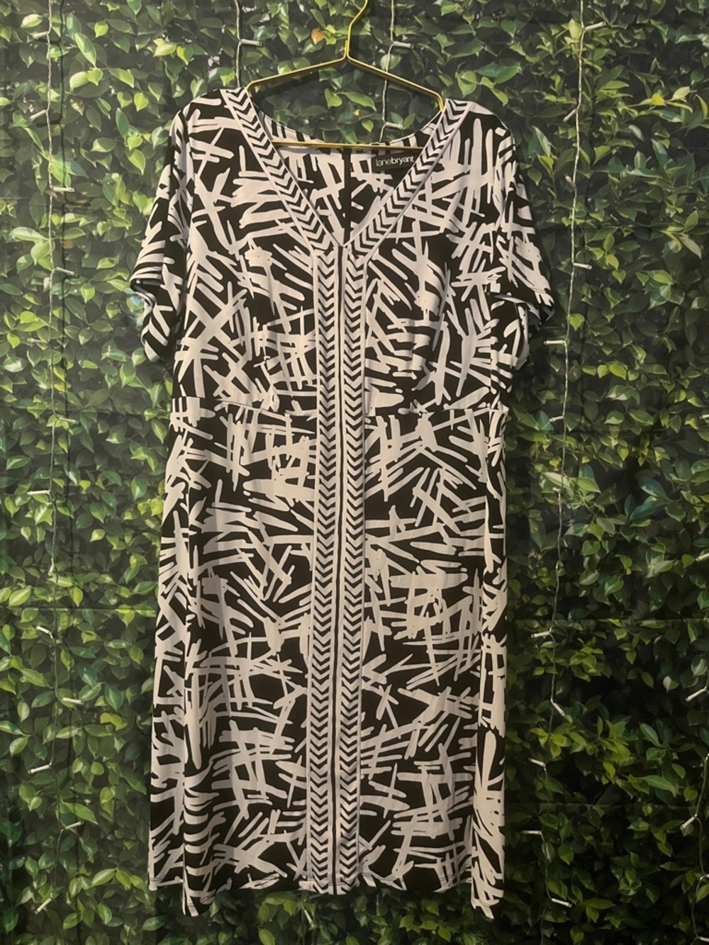 Liz Claiborne Black and White Abstract V-Neck Midi Dress